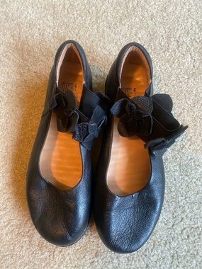 Women’s Black Floral-Strap Leather Mary Jane Flats